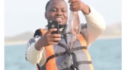 از ذوق صید ماهی گوشی رو انداخت تو آب!