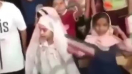 شکسته شدن سکوی کودکان به هنگام اجرای سرود سلام فرمانده