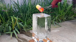 ریختن آهن ذوب شده روی قالب یخ