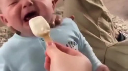 وقتی نوزاد برای بار اول مزه بستنی رو میچشه