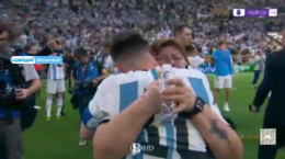 فیلم مسی در آغوش مادرش بعد از جشن قهرمانی آرژانتین