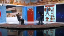 فیلم افتادن مجری شبکه ۳ از روی صندلی روی آنتن زنده
