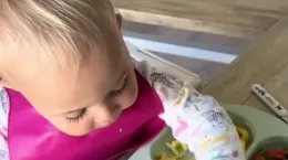 کلیپ لذت بخش غذا خوردن کودک