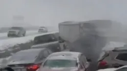 فیلم تصادف زنجیره ای در جاده یخبندان و مه گرفته