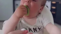کلیپ بامزه تست کیوی برای اولین بار توسط نوزاد