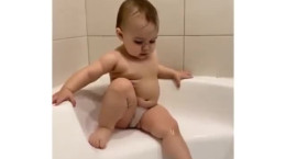 کلیپ بامزه از حمام رفتن کودک دوست داشتنی