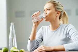 فواید نوشیدن آب گرم برای بدن از دیدگاه طب سنتی