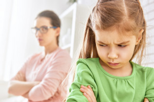 درمان و برخورد صحیح پریدن کودک میان حرف دیگران