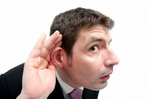 علت افت ناگهانی شنوایی : ۱۵ دلیل کاهش حس شنیداری