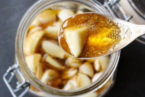 فواید بی نظیر ترکیب سیر و عسل برای سلامت بدن و درمان سرما خوردگی
