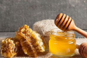عسل اقاقیا چیست و چه خاصیتی دارد؟