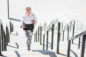 پیمودن پله ها، ورزشی مناسب برای دوران یائسگی
