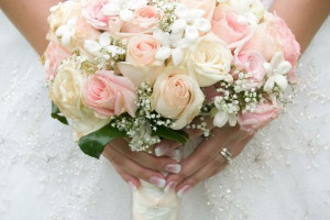 دسته گل عروس که در فصل تابستان به عروس خانم ها پیشنهاد می شوند