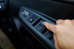 آموزش قدم به قدم عیب یابی بالابر شیشه خودرو