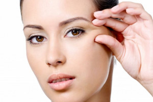 ۷ راه حل بی نظیر برای مراقبت از پوست دور چشم