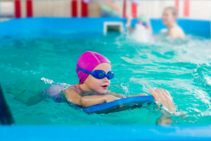 بهترین سن آموزش شنا به کودکان چه سنی است ؟
