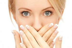 9 علت اصلی بوی بد دهان در صبح و راههای پیشگیری از این عارضه