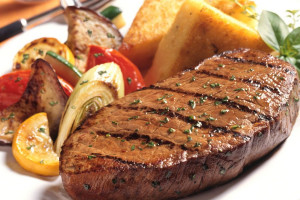 روشی آسان برای تهیه ی استیک پخته با سبزیجات آبدار