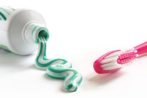 ۱۳ مورد از کاربردها و کارایی های خمیر دندان در خانه