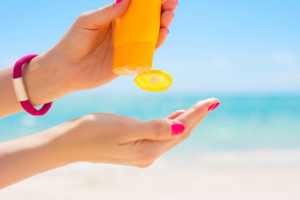 ممنوعیت استفاده از کرم ضد آفتاب در هنگام شنا کردن