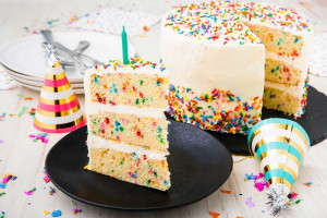 آموزش پخت ۳ مدل کیک تولد جدید و خوشمزه + عکس