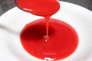 طرز تهیه سس توت فرنگی با ۵ روش متفاوت و آسان