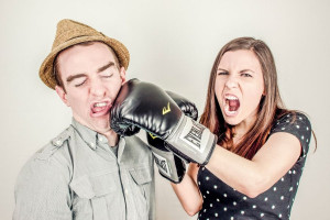 آیا زن میتواند شوهرش را کتک بزند؟