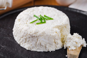 طرز تهیه پنیر لبنه در منزل ارزش غذایی این پنیر برای سلامت بدن
