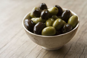 شیرین کردن زیتون با 2 روش سنتی و صنعتی