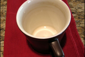 پاک کردن لکه چای و قهوه از روی فنجان با ۴ ترفند ساده