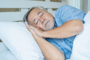 ۱۱ نکته برای بهبود خواب سالمندان با کاهش درد اعضای بدن آنها