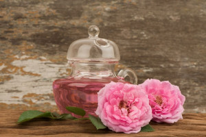 ۴ روش ساده برای تهیه گلاب در خانه