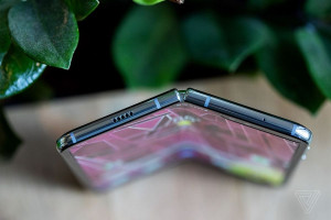 گوشی منحصر به فرد samasung galaxy fold معرفی شد