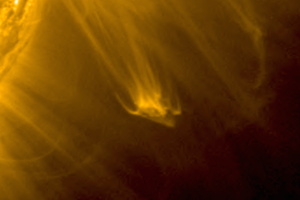 تصاویر جدید ناسا از خورشید و احتمال حضور یک سفینه‌ی بیگانه!