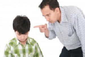 پدر و مادرهای بی رحم ؛کودکتان را تحقیر نکنید