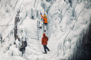 تصاویر وحشتناک از یخ نوردی در آبشار یخ زده ی گنجنامه
