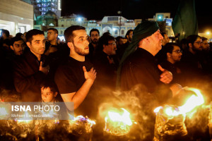تصاویر آیین مشعل گردانی مشهد در شب تاسوعا‎