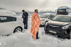 گرفتارشدن مردم در برف و کولاک امامزاده هاشم گیلان