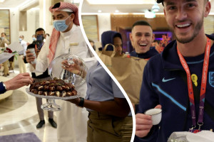 پذیرایی قطری ها با خرما و قهوه عربی از تیم ملی انگلیس / تصاویر