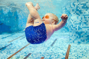 شنا کردن نوزاد : نوزادان تا چه سنی میتوانند در آب شنا کنند ؟