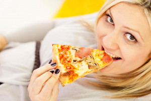 آیا خوردن پنیر پیتزا در طول بارداری خطر دارد؟