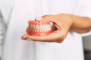 گذاشتن دندان مصنوعی ثابت نسبت به دیگر روش ها چه فایده ای دارد؟
