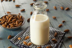 17 عارضه جانبی شیر بادام که ممکن است برای بدن خطرناک باشد