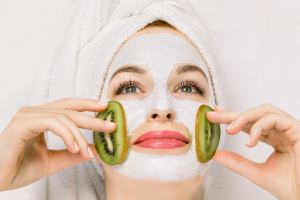 ماسک کیوی و معجزات آن برای پوست صورت