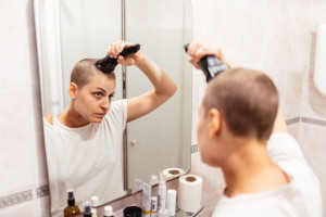 حکم تراشیدن موی سر زن چیست؟