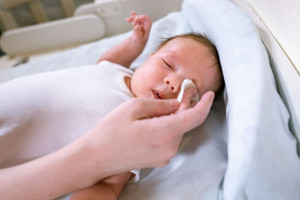 بهترین راه درمان عفونت چشم نوزادان در منزل