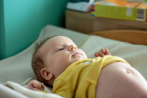 علت برجستگی ناف در نوزادان چیست؟ آیا فتق ناف قابل درمان است؟