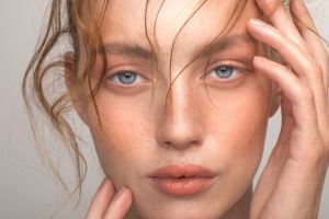 ۱۰ راهکار خانگی تاثیر گذار برای از بین بردن لکه های قهوه ای صورت