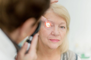 کوچک شدن چشم (میکروفتالمی) چیست، چه علت و درمان‌ هایی دارد ؟
