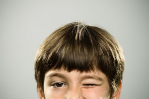 آیا پلک زدن بیش از حد در کودکان نگران کننده است؟